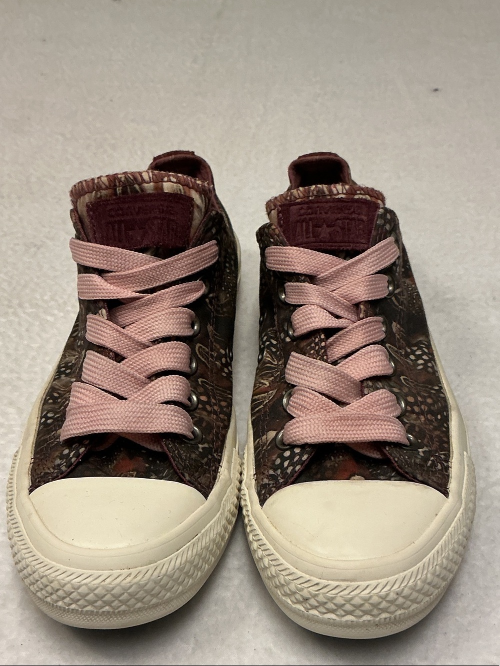 Converse Women’s Sz 8 Low Top Sneakers in Burgundy Floral with Pink Laces.